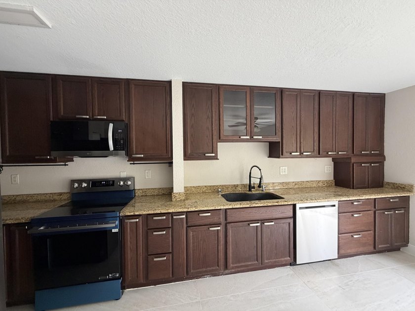 Beautifully updated corner-unit townhome in the desirable Summit - photo 9