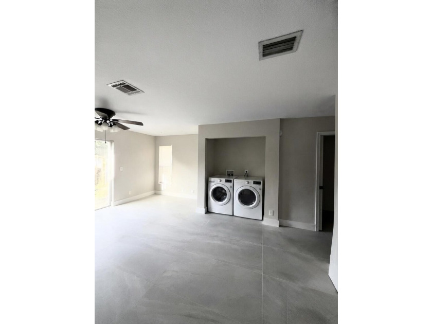 Beautifully updated corner-unit townhome in the desirable Summit - photo 10