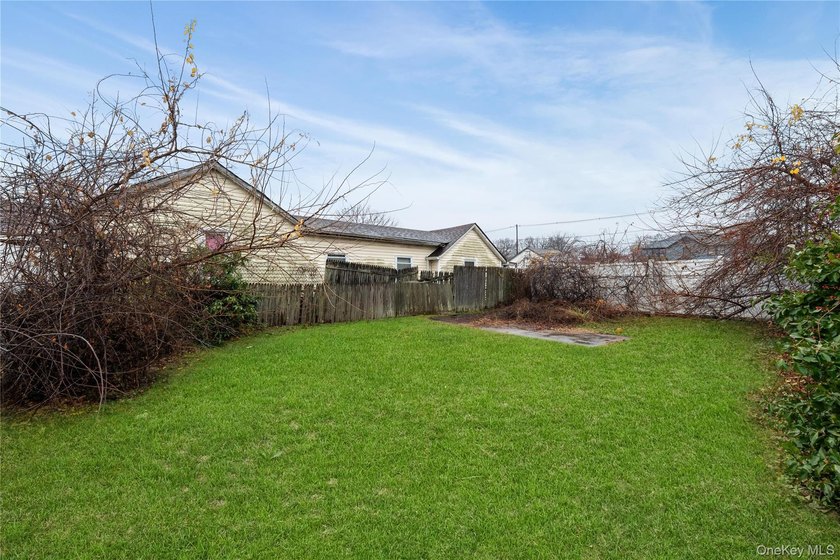 Three-bedroom bungalow with unfinished basement, large back yard - photo 21