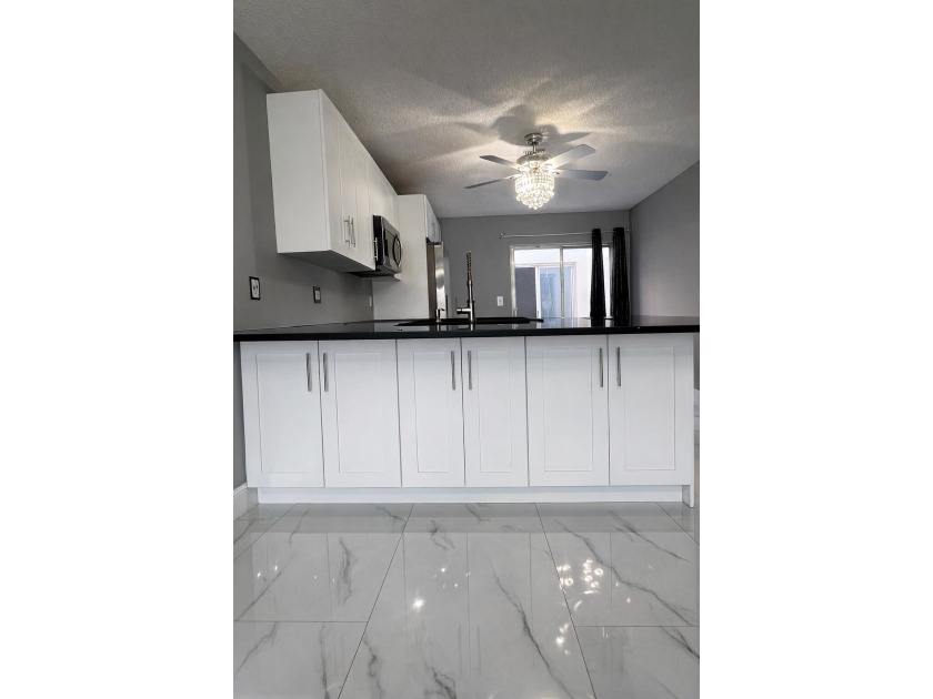 Welcome home! Fully renovated luxury patio home stands far above - photo 11