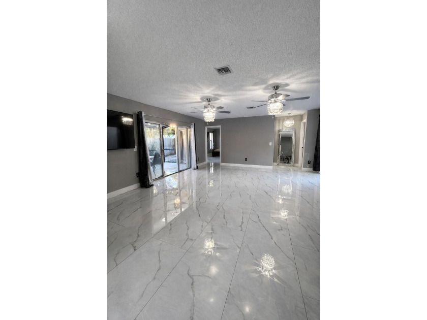 Welcome home! Fully renovated luxury patio home stands far above - photo 14