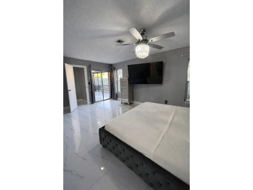 Welcome home! Fully renovated luxury patio home stands far above - photo 19