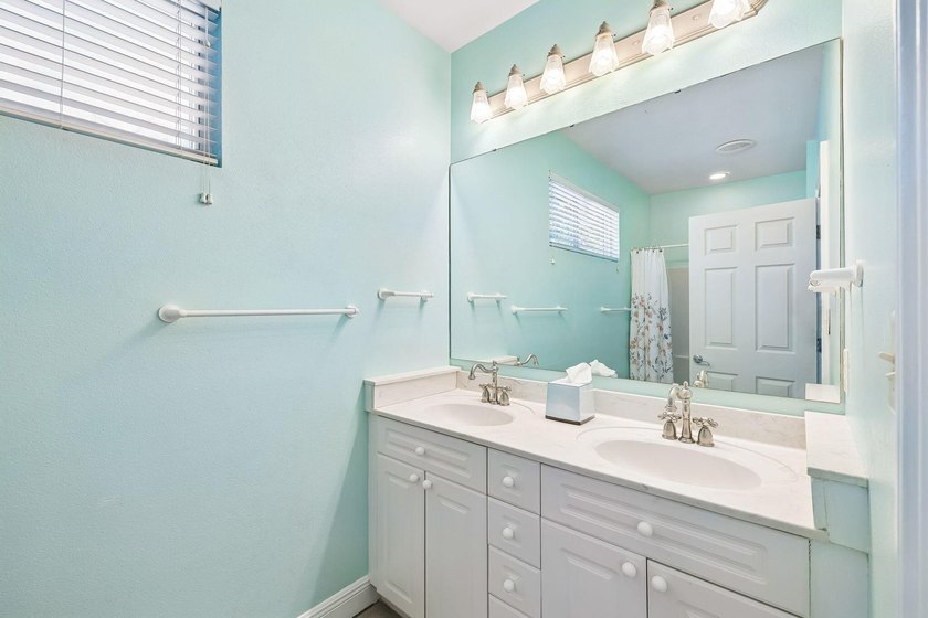 Tucked away in a secluded setting, this impressive three-bedroom - photo 27