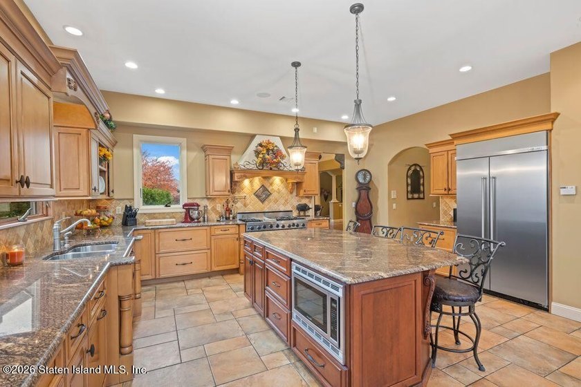 Luxury living at The Summit at Dongan Hills Colony. This - photo 12