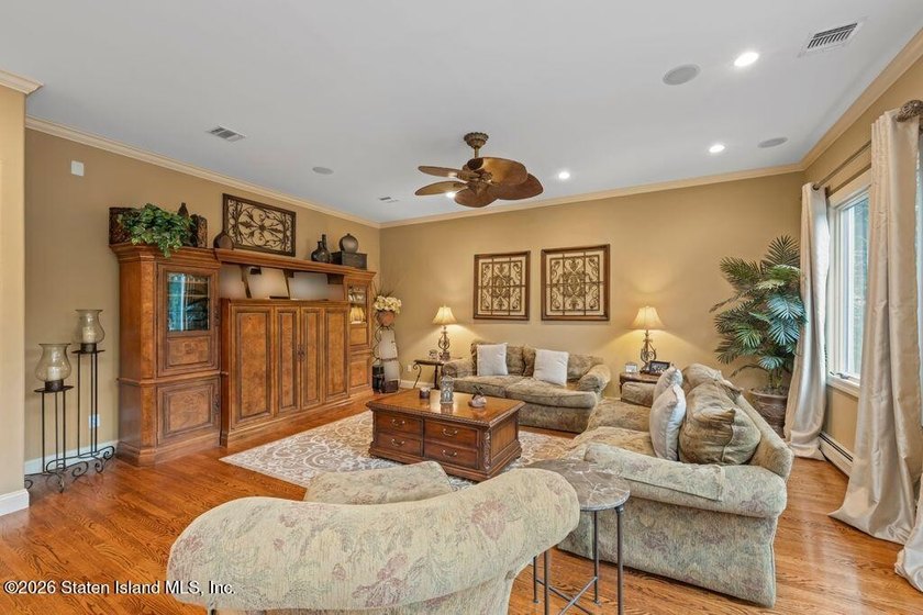 Luxury living at The Summit at Dongan Hills Colony. This - photo 25