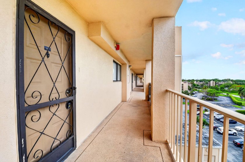 Beautifully updated and COMPLETELY FURNISHED 2-bedroom, 2-bath - photo 2