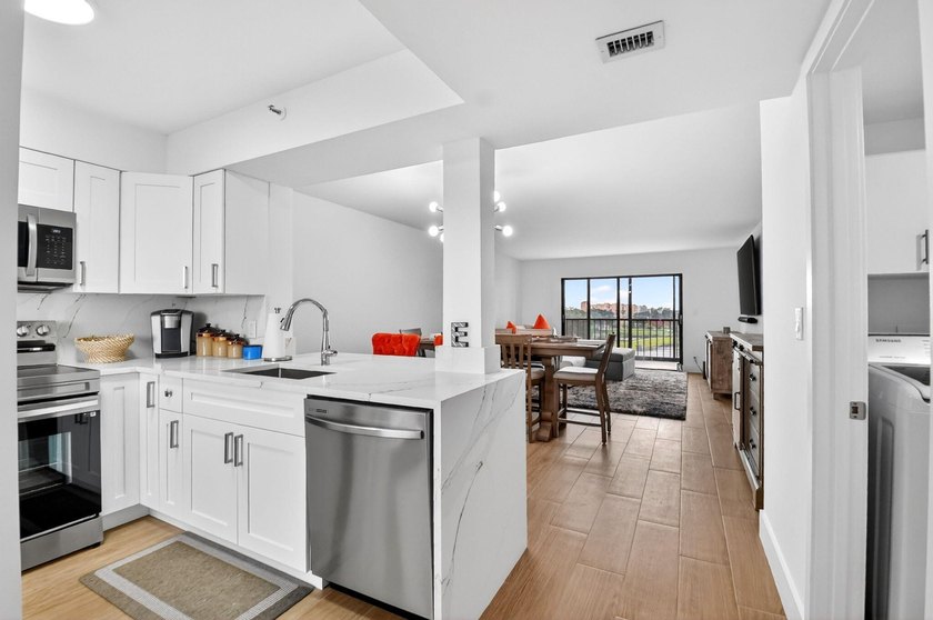 Beautifully updated and COMPLETELY FURNISHED 2-bedroom, 2-bath - photo 4