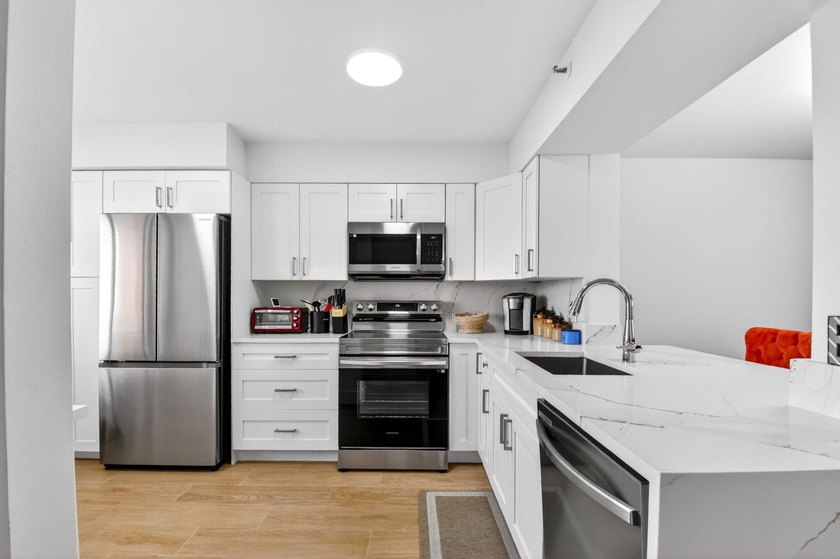 Beautifully updated and COMPLETELY FURNISHED 2-bedroom, 2-bath - photo 6