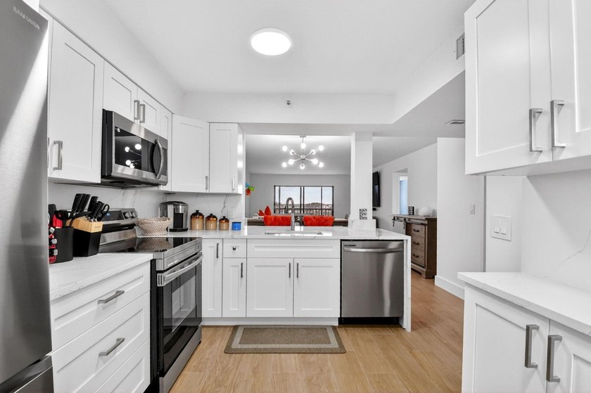 Beautifully updated and COMPLETELY FURNISHED 2-bedroom, 2-bath - photo 8