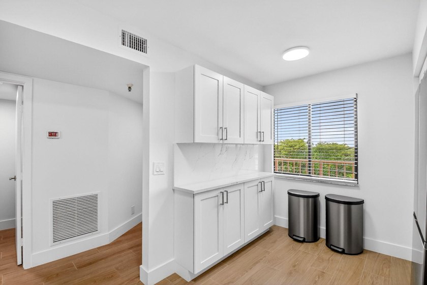 Beautifully updated and COMPLETELY FURNISHED 2-bedroom, 2-bath - photo 9