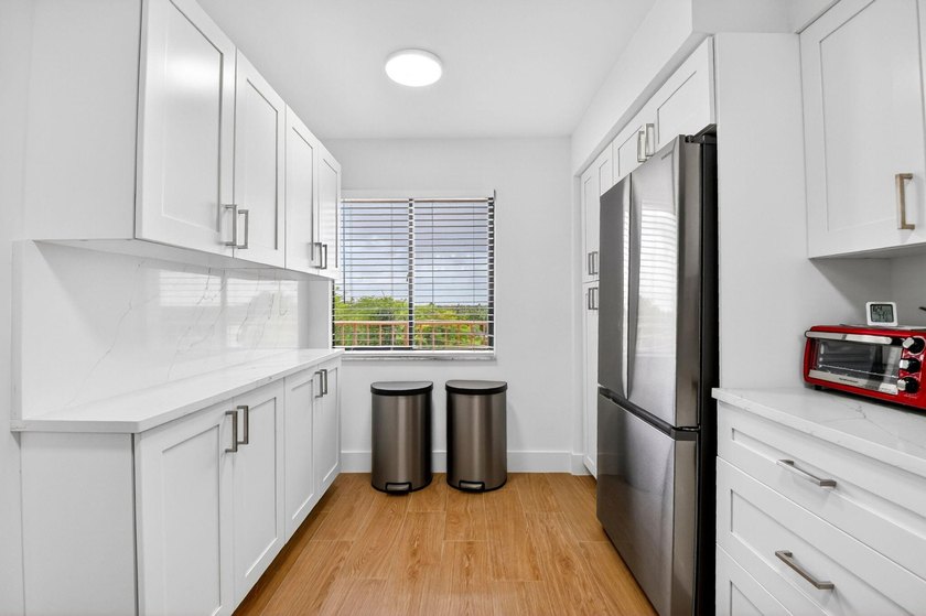 Beautifully updated and COMPLETELY FURNISHED 2-bedroom, 2-bath - photo 10