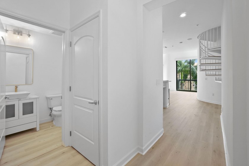 Fabulous Two-Story Boutique Loft Experience this exquisite - photo 8