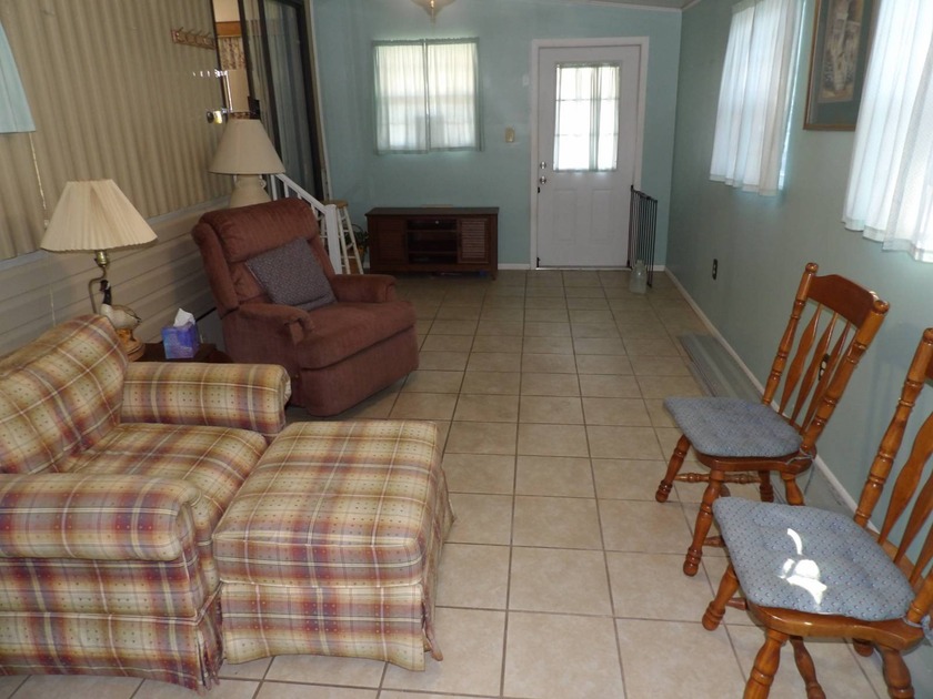 This cozy and partially furnished, 12 X 33 1 BR 1 BA home with - photo 9