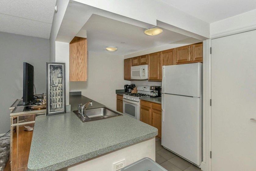 Welcome to your new home in the heart of vibrant Harlem! This - photo 10