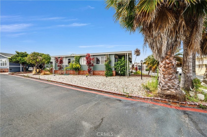 * *MOVE IN READY CORNER LOT WITH TIKI ROOM AND LARGE YARD.* - photo 4
