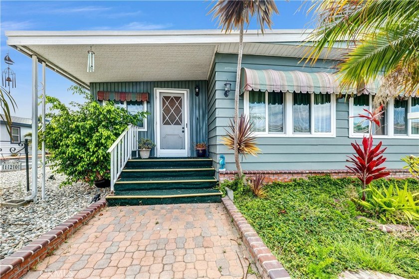* *MOVE IN READY CORNER LOT WITH TIKI ROOM AND LARGE YARD.* - photo 6