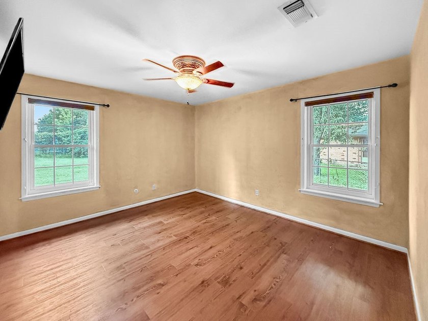 Spacious 4-bedroom, 2-bath brick home in an established - photo 22