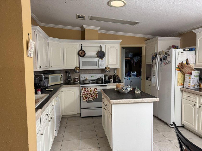 Charming mobile home featuring 3 bedrooms, 2 bathrooms, All age - photo 6