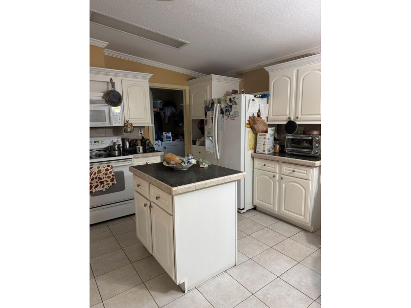 Charming mobile home featuring 3 bedrooms, 2 bathrooms, All age - photo 7