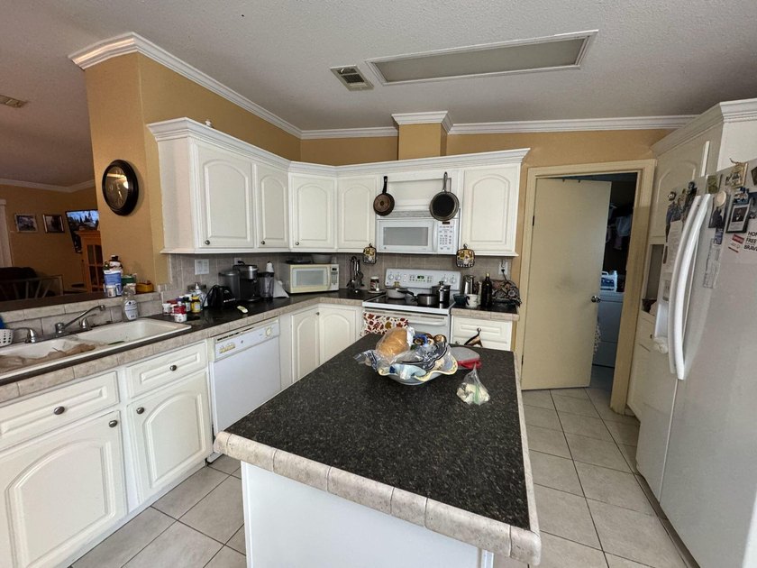 Charming mobile home featuring 3 bedrooms, 2 bathrooms, All age - photo 8