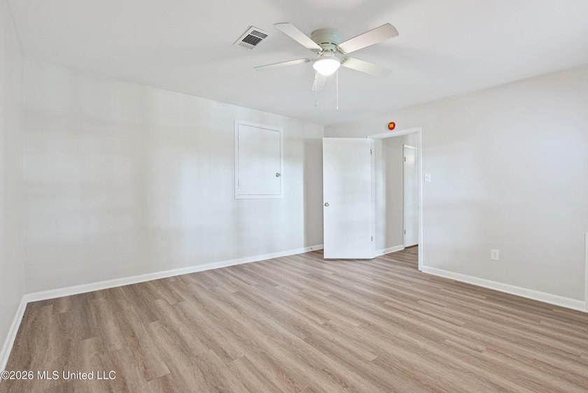 LIFE ON THE LAKE!! GORGEOUS TOTALLY RENOVATED HOME WITH THE MOST - photo 34