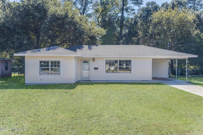 Welcome to this move-in ready gem situated on a spacious corner - photo 2