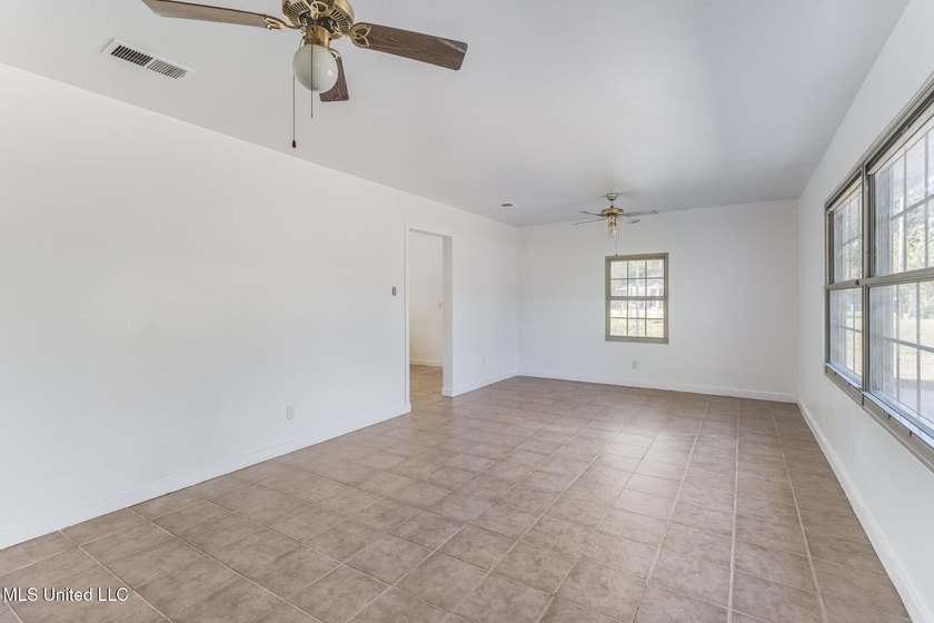 Welcome to this move-in ready gem situated on a spacious corner - photo 4