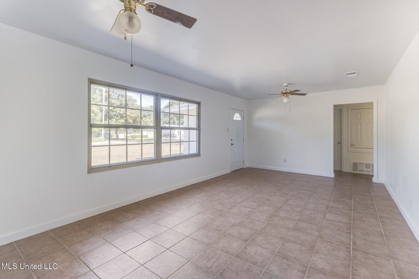 Welcome to this move-in ready gem situated on a spacious corner - photo 5