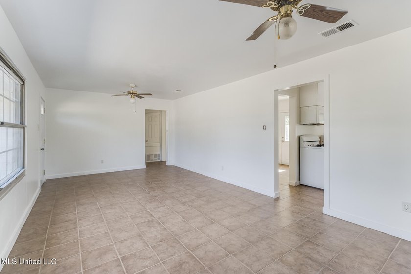 Welcome to this move-in ready gem situated on a spacious corner - photo 6