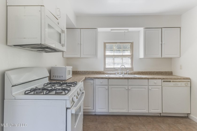 Welcome to this move-in ready gem situated on a spacious corner - photo 7