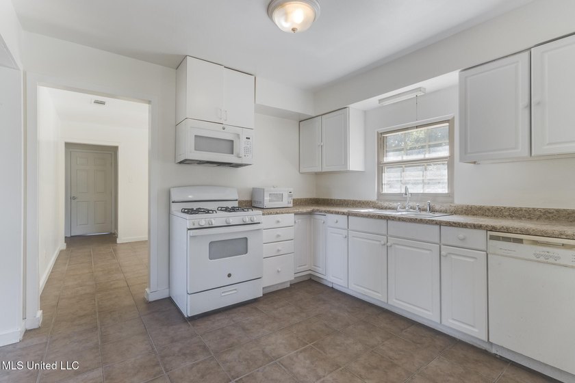 Welcome to this move-in ready gem situated on a spacious corner - photo 8