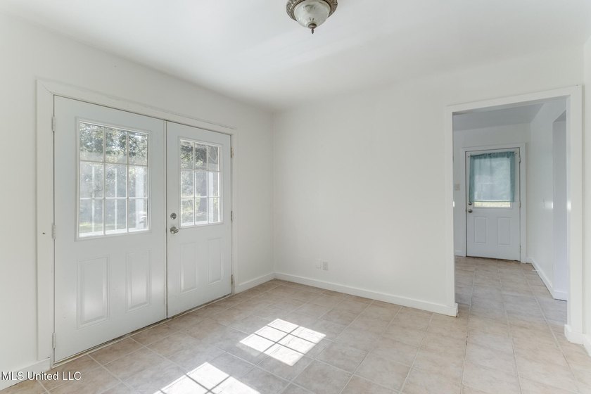 Welcome to this move-in ready gem situated on a spacious corner - photo 9