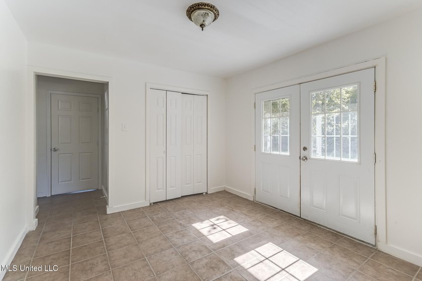 Welcome to this move-in ready gem situated on a spacious corner - photo 10