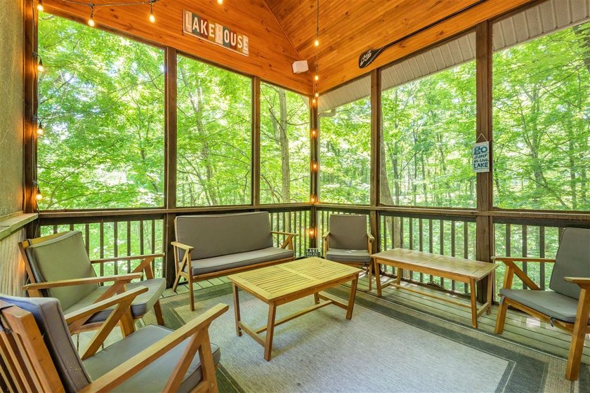 Exceptional lakefront living with room for everyone! This 5BR/3 - photo 11