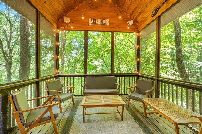 Exceptional lakefront living with room for everyone! This 5BR/3 - photo 12