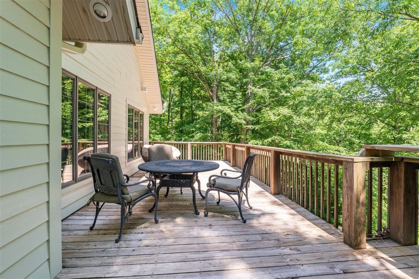 Exceptional lakefront living with room for everyone! This 5BR/3 - photo 15