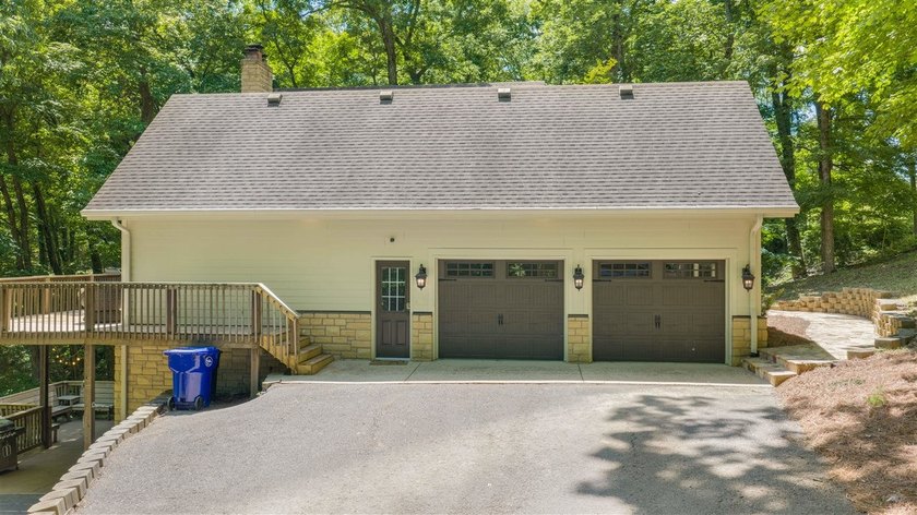 Exceptional lakefront living with room for everyone! This 5BR/3 - photo 16