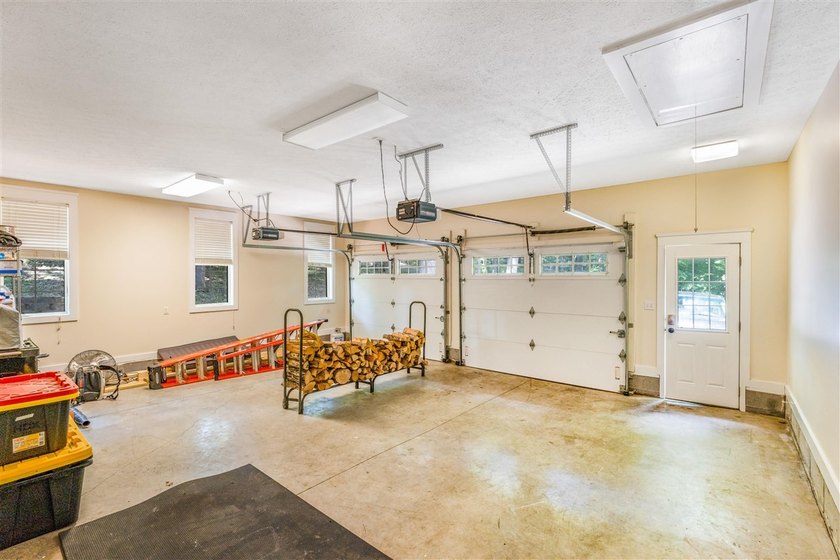 Exceptional lakefront living with room for everyone! This 5BR/3 - photo 18
