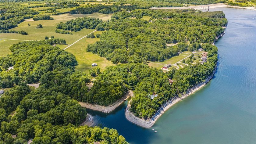 Exceptional lakefront living with room for everyone! This 5BR/3 - photo 20