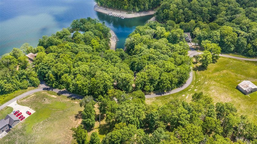 Exceptional lakefront living with room for everyone! This 5BR/3 - photo 21