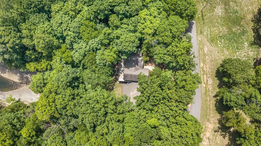 Exceptional lakefront living with room for everyone! This 5BR/3 - photo 23