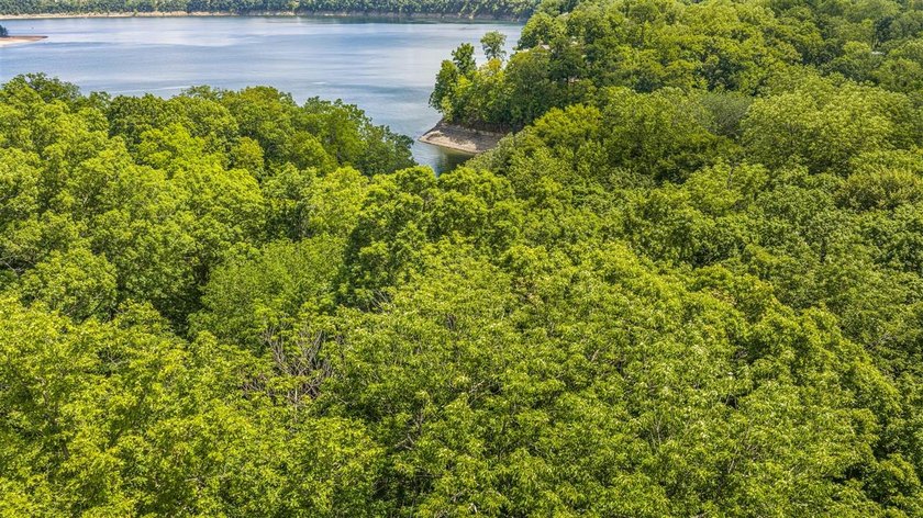 Exceptional lakefront living with room for everyone! This 5BR/3 - photo 24