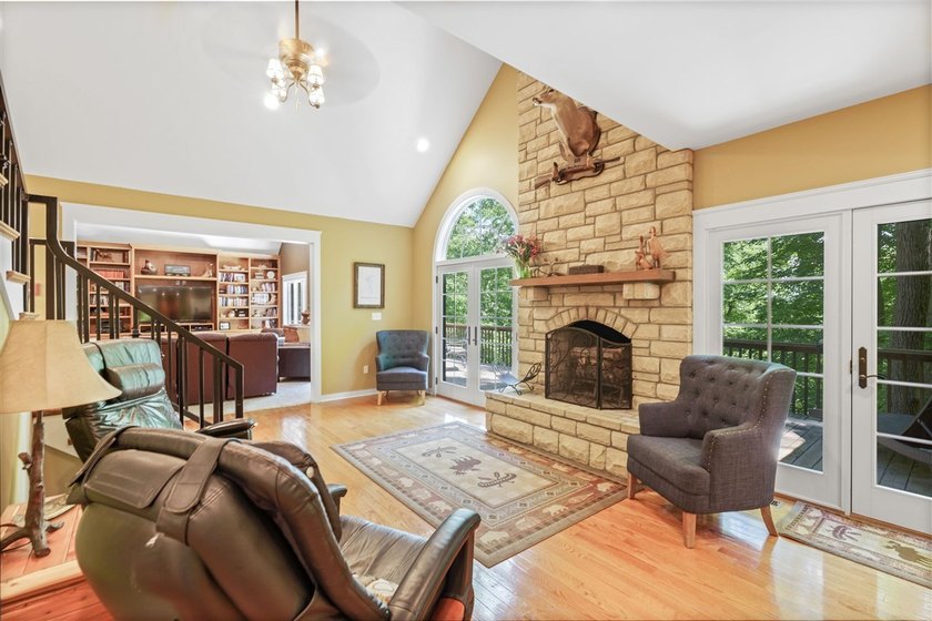 Exceptional lakefront living with room for everyone! This 5BR/3 - photo 26