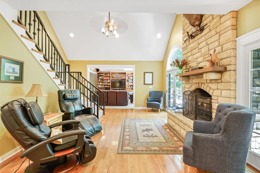 Exceptional lakefront living with room for everyone! This 5BR/3 - photo 27