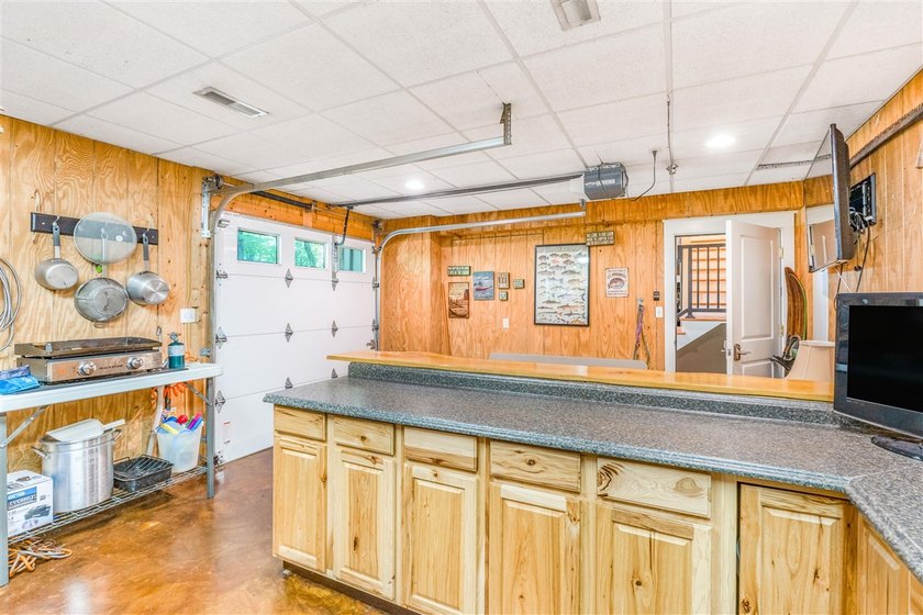 Exceptional lakefront living with room for everyone! This 5BR/3 - photo 29