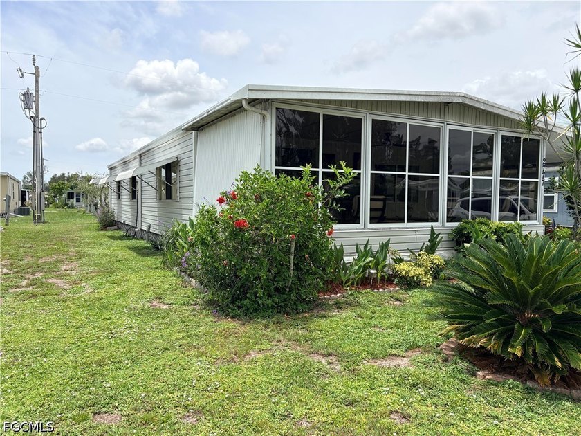 Beautifully updated 2-bedroom, 2-bath manufactured home located - photo 4