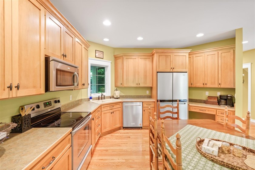 Exceptional lakefront living with room for everyone! This 5BR/3 - photo 34