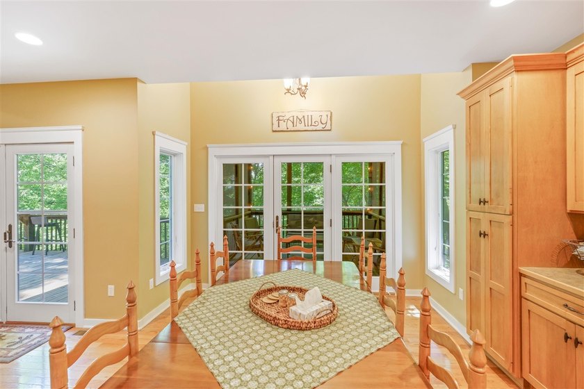 Exceptional lakefront living with room for everyone! This 5BR/3 - photo 35