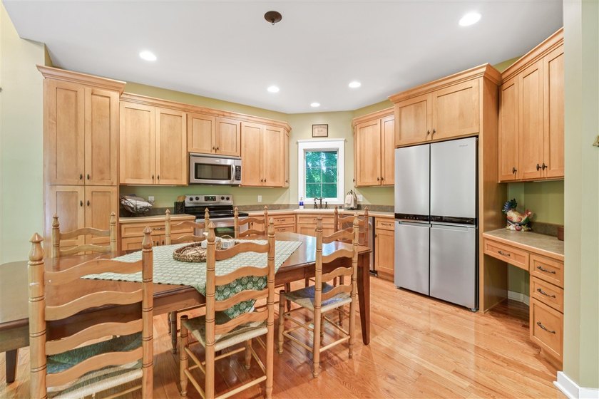 Exceptional lakefront living with room for everyone! This 5BR/3 - photo 37
