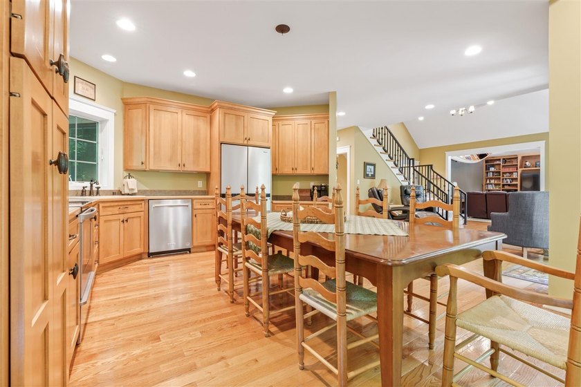 Exceptional lakefront living with room for everyone! This 5BR/3 - photo 38